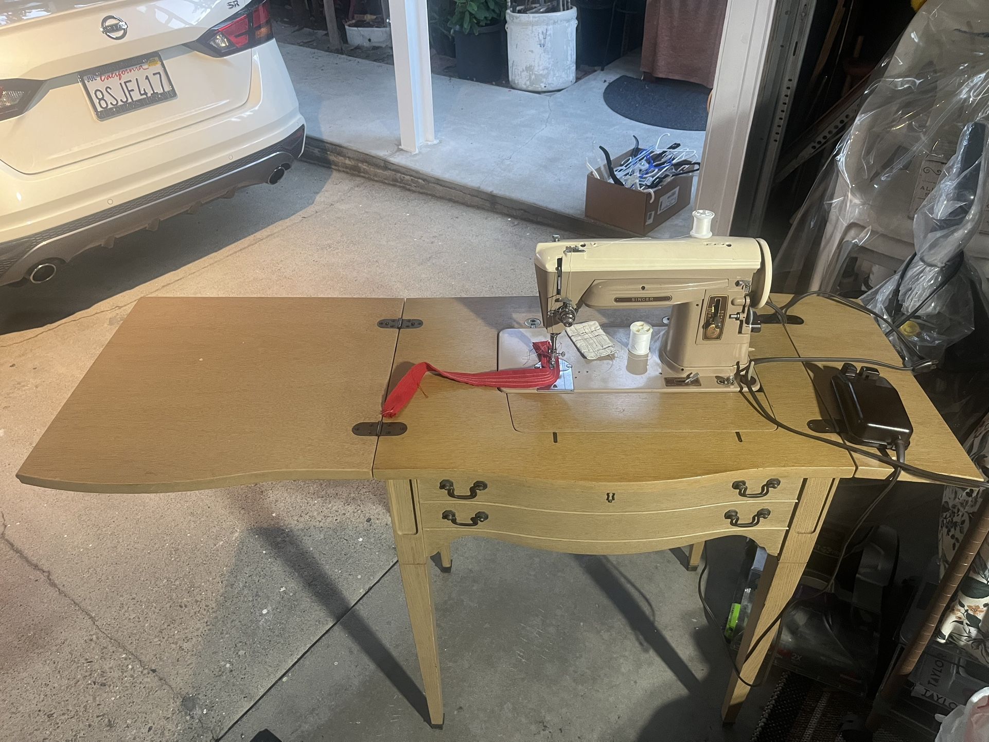 Vintage Singer 404 Sewing Machine (Excellent Condition, Everything Included)