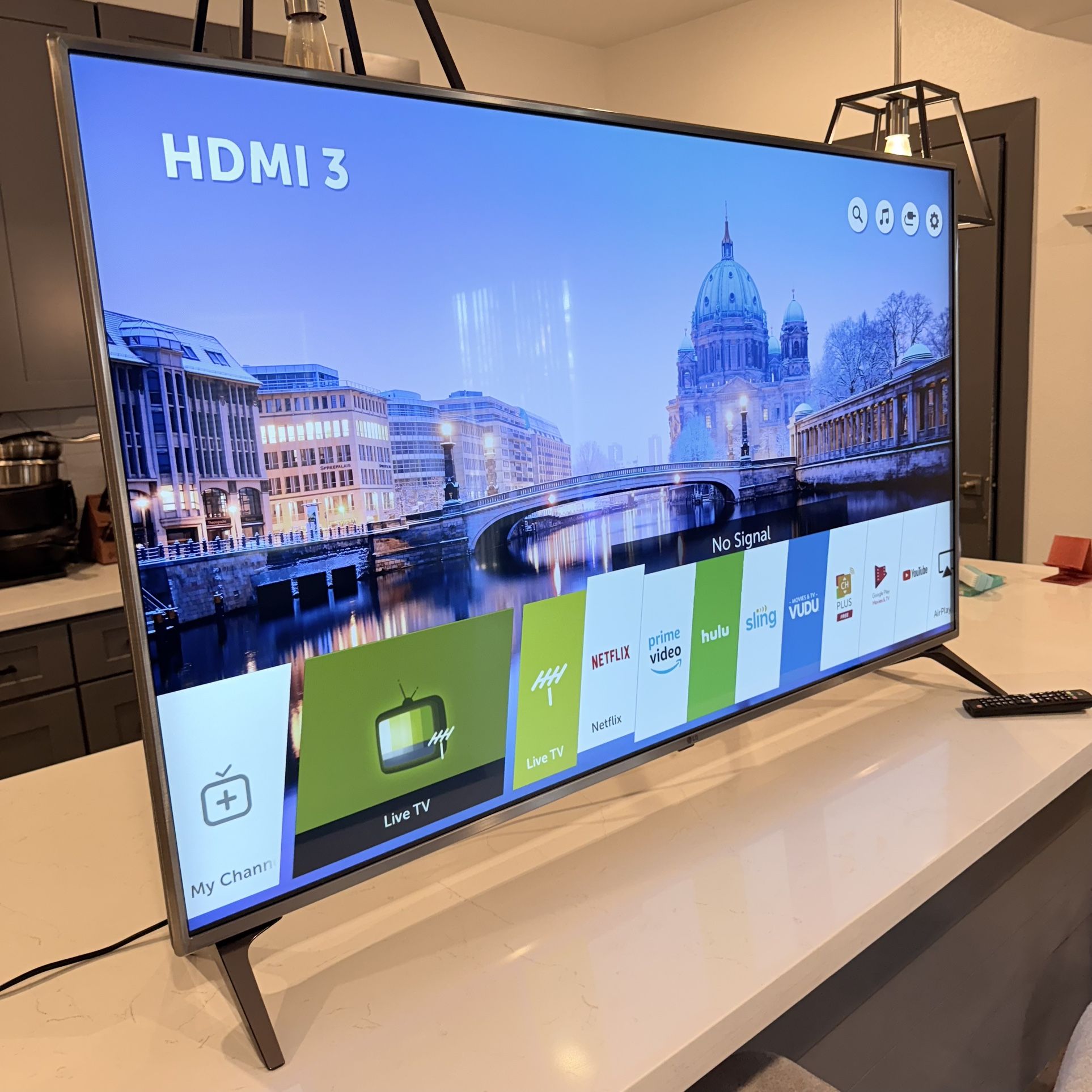 L/G 55” Smart Tv UHD HDR 4k! Excellent Picture