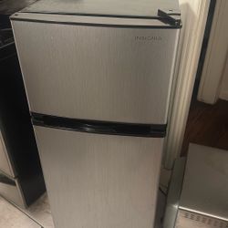 Insignia Mid Size Refrigerator 