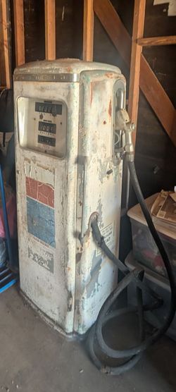 Tokheim Model 39 gas pump,