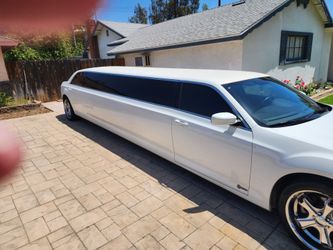 Clean title,2013 Chyrsler 300 V6 Bright White 140"