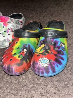 CROCS SIZE 8