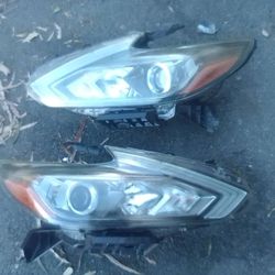 2016-2019 Nissan Altima Halogen Bulb Headlights With Light Bulbs And Accessories Oem.
