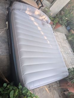 Free inflatable full size mattress (does not hold air fully)