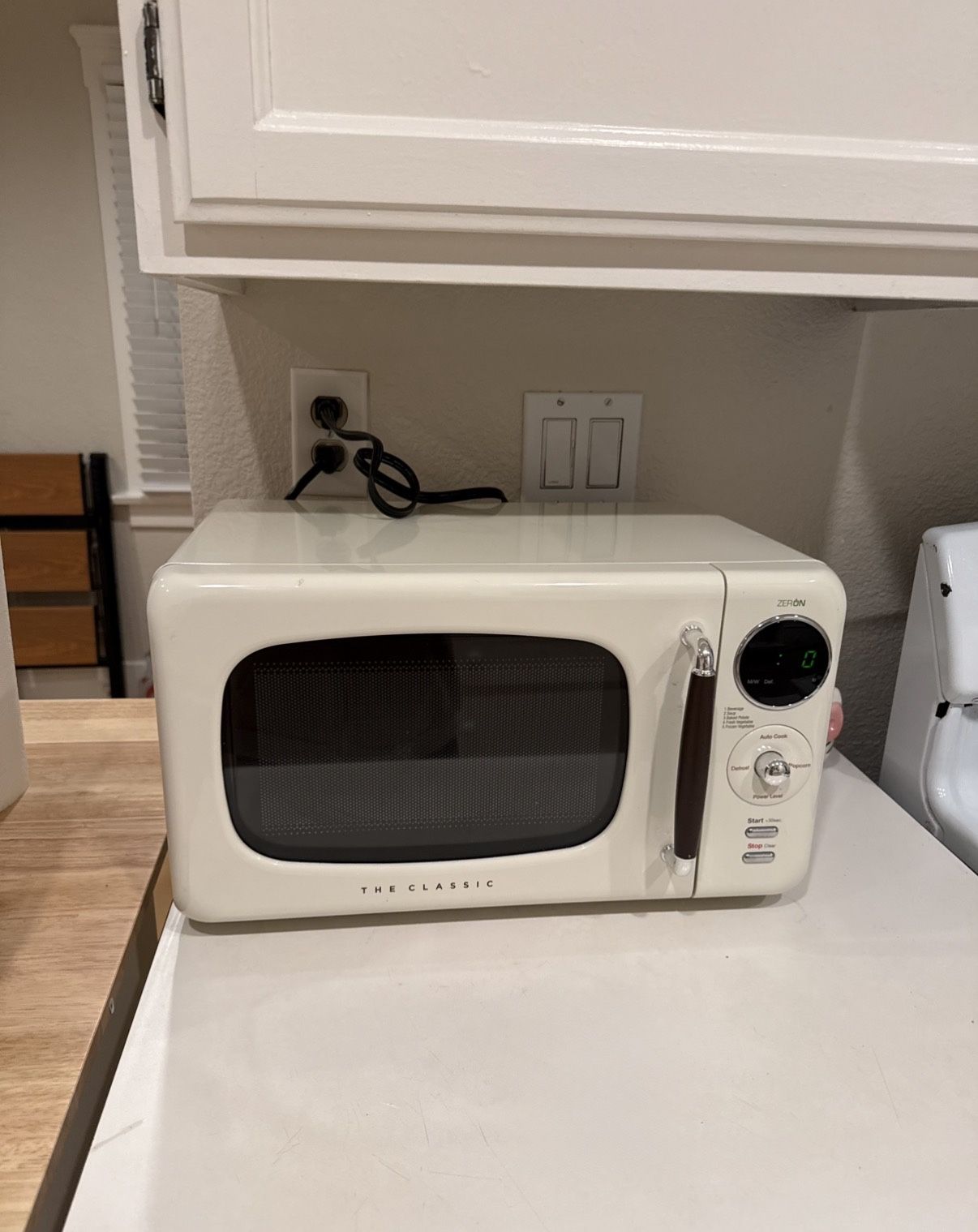 Cream Retro Microwave