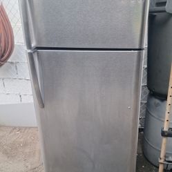 APARTMENT SIZE REFRIGERATOR, 19CF(DELIVERED)