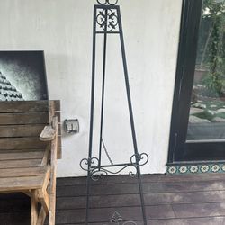 Metal Easel With Scroll Design