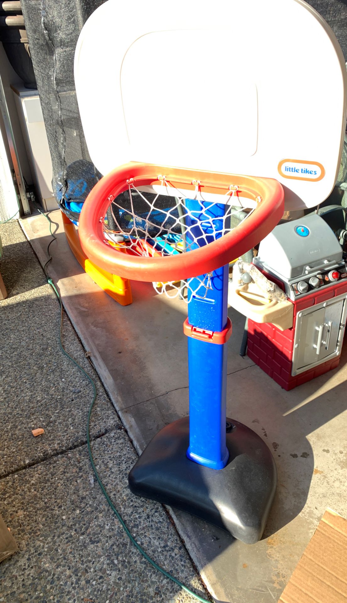 Little tikes adjustable basketball hoop for Sale in Snoqualmie, WA