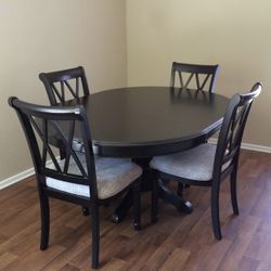 Extendable Dining table w/ 4 chairs (READ DESCRIPTION FOR DETAILS)