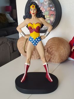 DC Comics 1999 Warner Bros. Studio Store Wonder Woman Statue