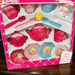 Barbie 17-Piece Dinnerware Set New