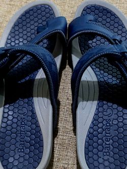 Baretraps toe-loop sandals featuring a textured honeycomb footbed. Worn once.