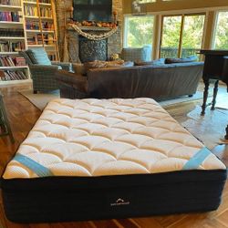 LIKE NEW - Cali King - Pillow top Luxury Hybrid pillow top Mattress