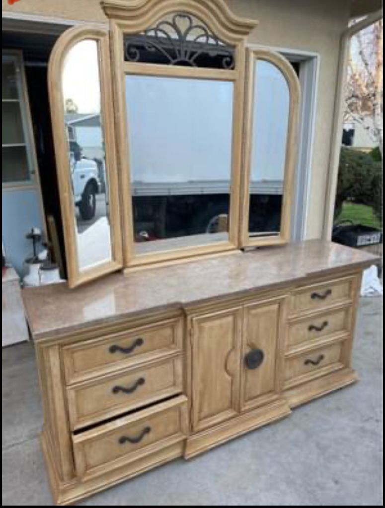 Thomasville dresser with marble top Vintage 