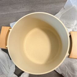 imarku Non-stick Soup Pot 6 QT with wooden handles，There is no lid.