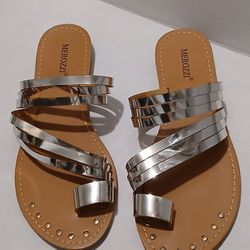 New Merozzi Open Toes Flat  Color Silver Sandals Size 7