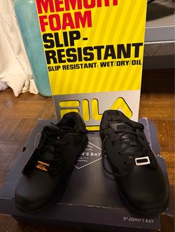 Men’s sz 7 Fila slip resistant sneakers $25