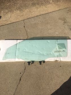 Hyundai Veloster driver door glass