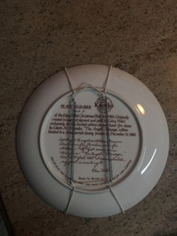 Edna knowles plate of Edna Hibel Christmas plate for 1985