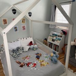 Canopy Bed - Full Size Mattress 