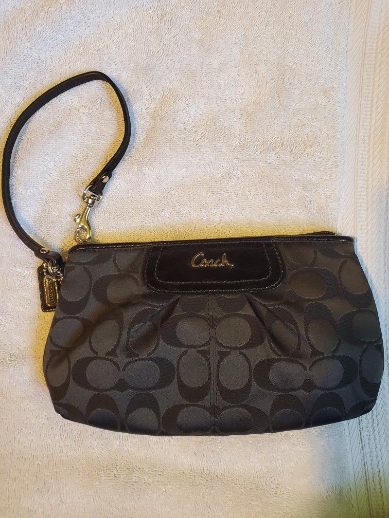 Coach Cluch/wristlet Purse