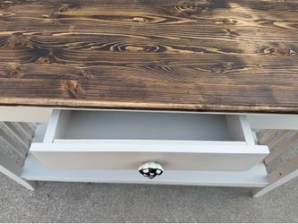 Nice entry way or sofa table