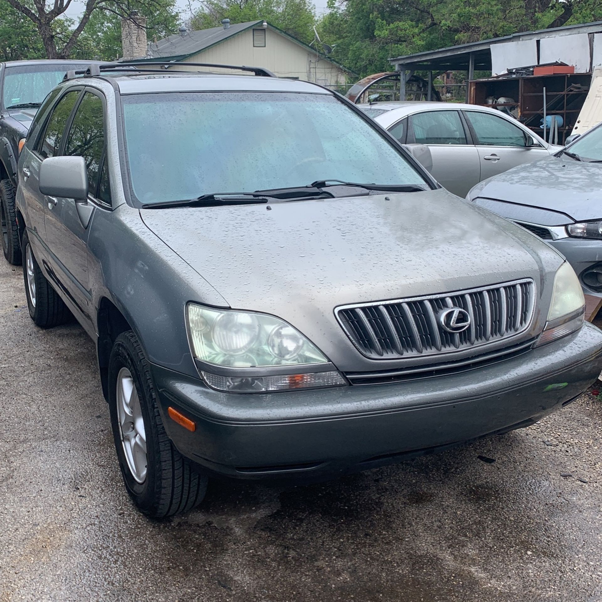 Lexus RX 300 . 140,000 Miles