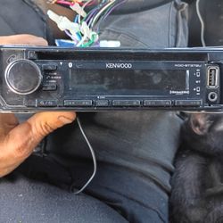 Kenwood BT372U single Din Car CD player am/fm