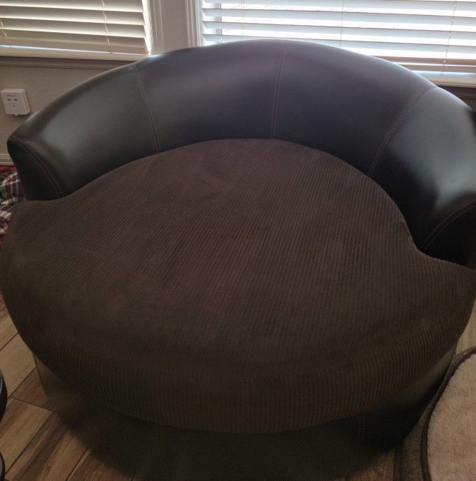 360 Rotating Leather And Fabric Chair.