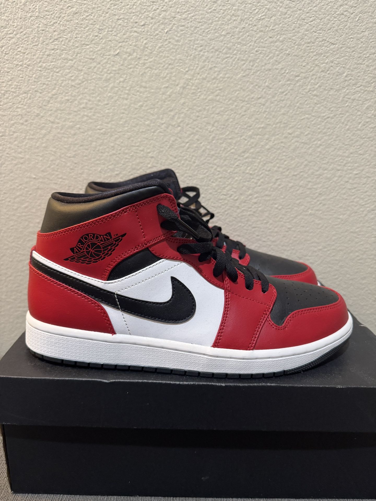 Nike Air Jordan 1 Retro Mid Chicago Black Toe Men's Size 10 Sneakers, 554724-069