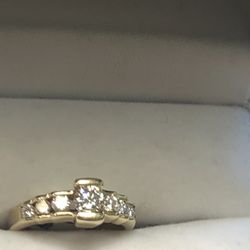 14 Kt Gold & Diamond Ring 