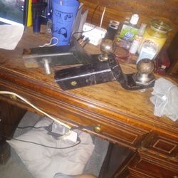 A Tow Hitch U- HAUL MAX LOAD 5000 LB TONGUE WT 600 LB