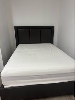 Queen size bed in good condition