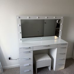 Makeup Desk With 3 LED light Settings 