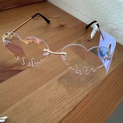 These are Claire's heart-shaped rimless glasses.