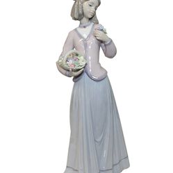 Lladro Figurine: Innocence In Bloom