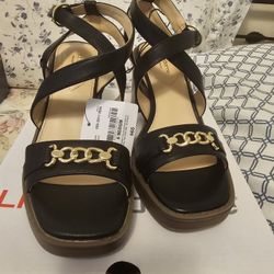 New womans size 6M LIZ CLAIBORNE HEEL
