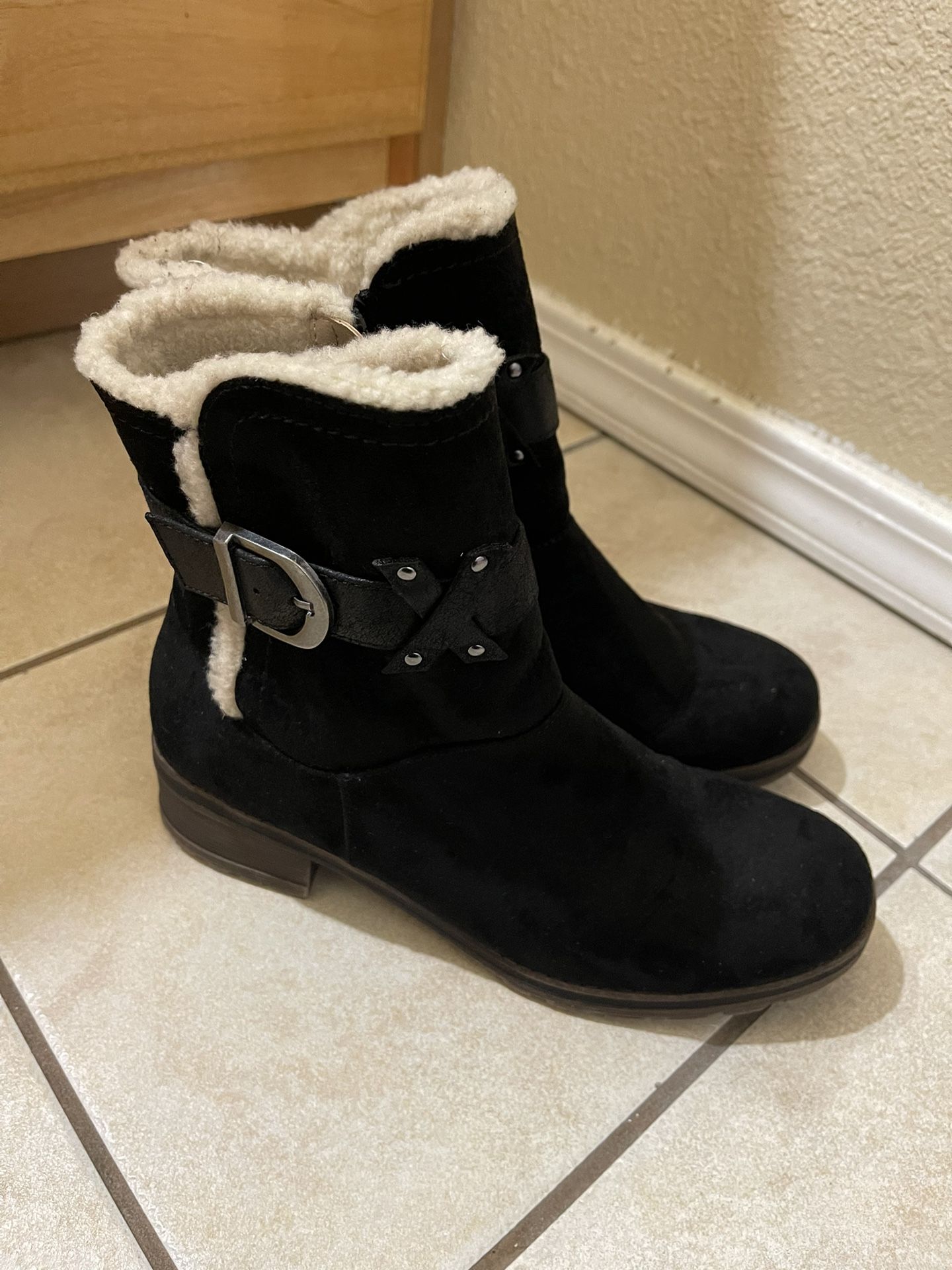 WOMEN BOOTIES