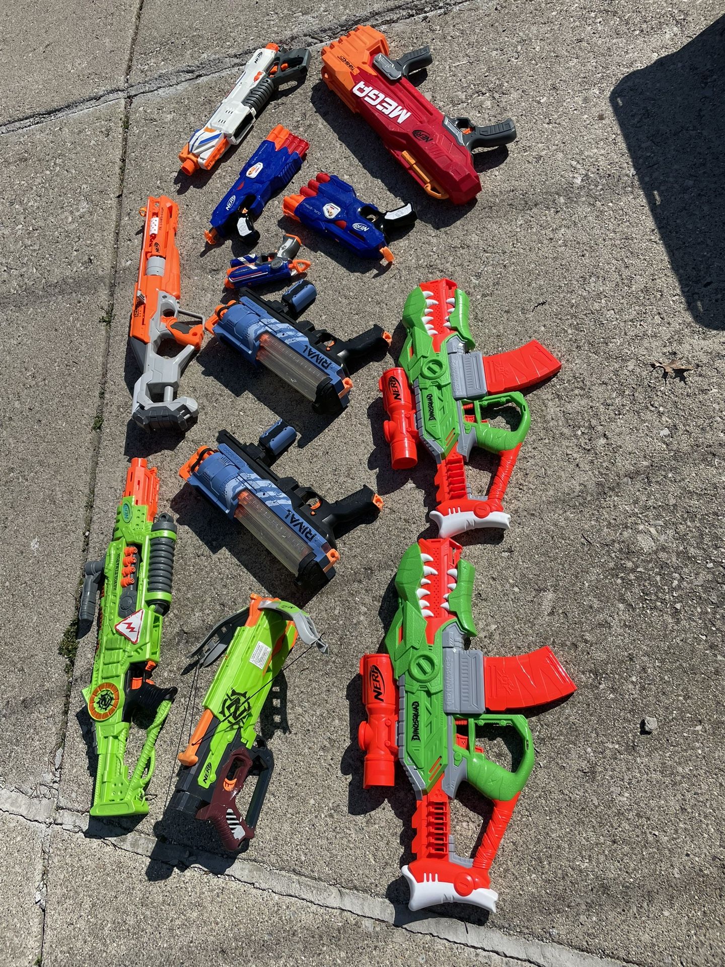 12 Nerf Guns 