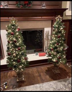 🎄Holiday time🎄 pre lit Christmas tree set of 2 outdoor
