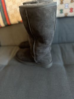 Women’s Gray Uggs 7