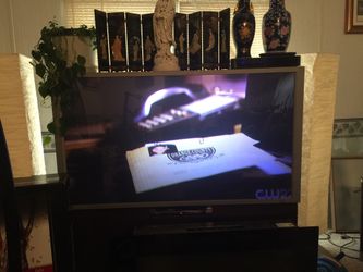 55in floor model tv perfect picture absolutely nothing wrong 50$ can’t beat it