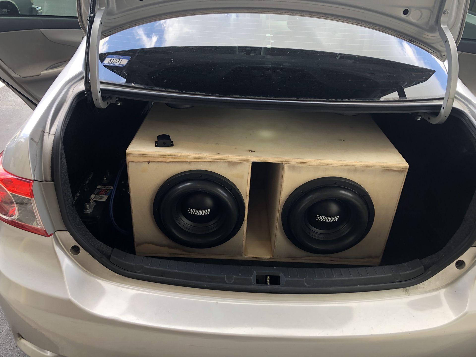 Two sundown x10s two Orion xtr pro 2500.1 amps and 30 hertz custom box for sale