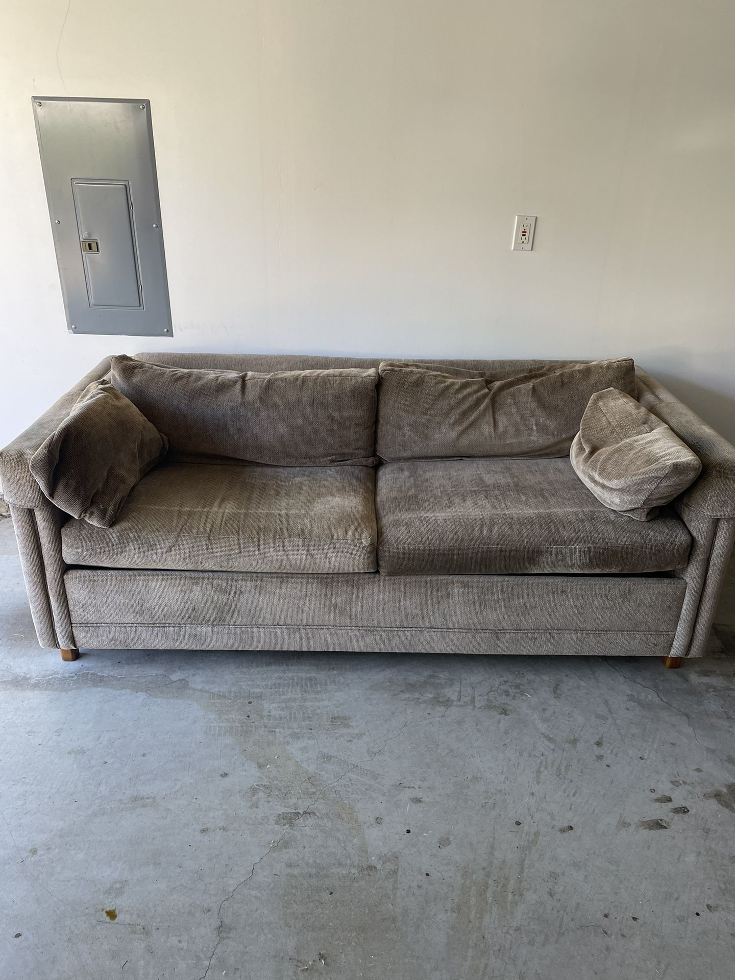 Del-Teet Sleeper Couch / Queen Hide-A-Bed