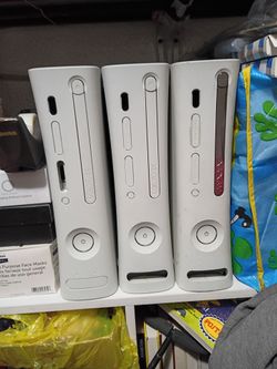 Three Xbox 360 consoles for parts or reparation take all of them - video game console