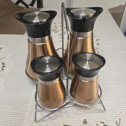 BEATIFUL SET , PARA SAL , PEPPER , OIL END VINEGAR .
