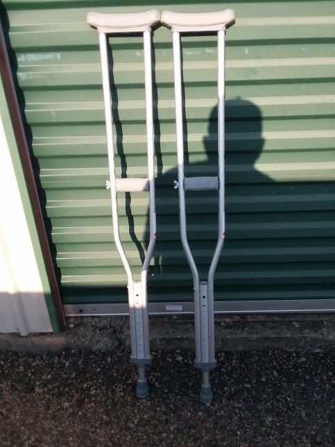 Medium adult crutches