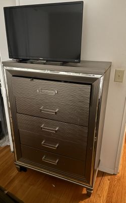 Bedroom tv stand/dresser With Roku Tv.
