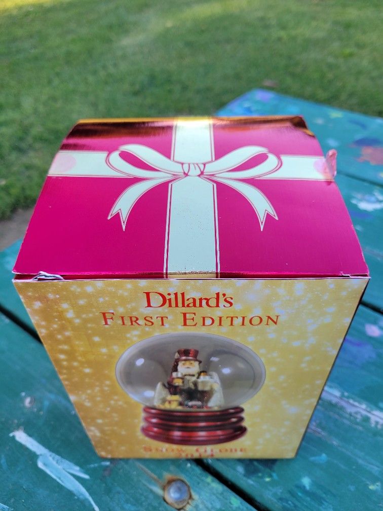 2014 Dillard's First Edition Snow Globe Christmas Santa Claus Christmas Tree