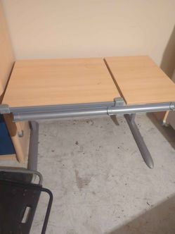 Folding utility table